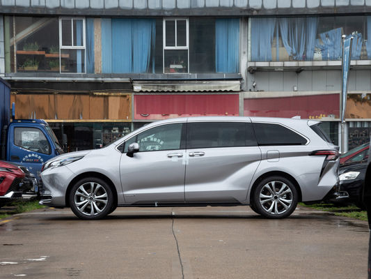 MPV Second-Hand Toyota Sienna mit natürlich angespannten Motortyp und LED-Scheinwerfer