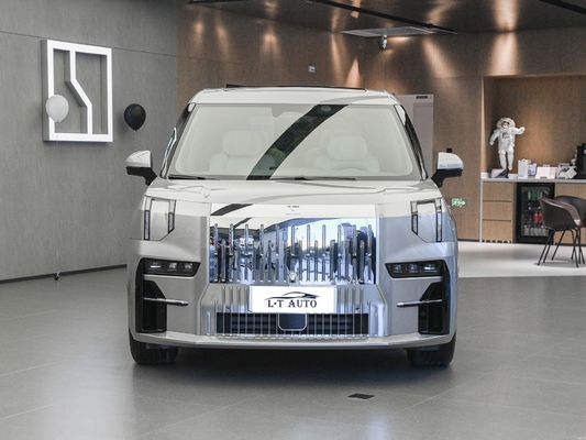 Rein elektrische mittelgroße und große PKW mit 6 Sitzplätzen mit Doppelmotor und Batterie-Elektroauto im Jahr 2024