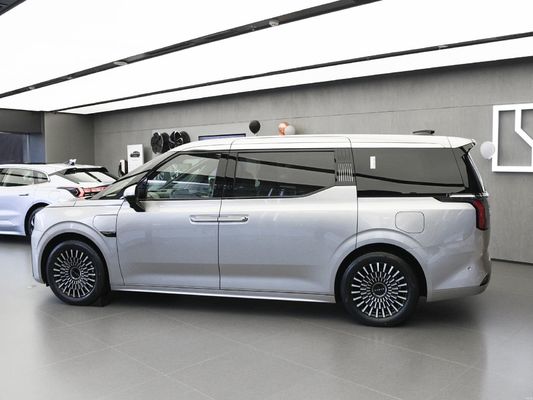 Rein elektrische mittelgroße und große PKW mit 6 Sitzplätzen mit Doppelmotor und Batterie-Elektroauto im Jahr 2024