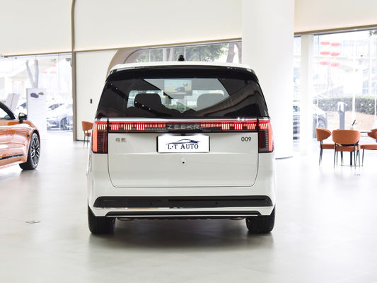 Rein elektrische mittelgroße und große PKW mit 6 Sitzplätzen mit Doppelmotor und Batterie-Elektroauto im Jahr 2024