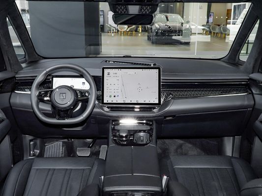 Rein elektrische mittelgroße und große PKW mit 6 Sitzplätzen mit Doppelmotor und Batterie-Elektroauto im Jahr 2024